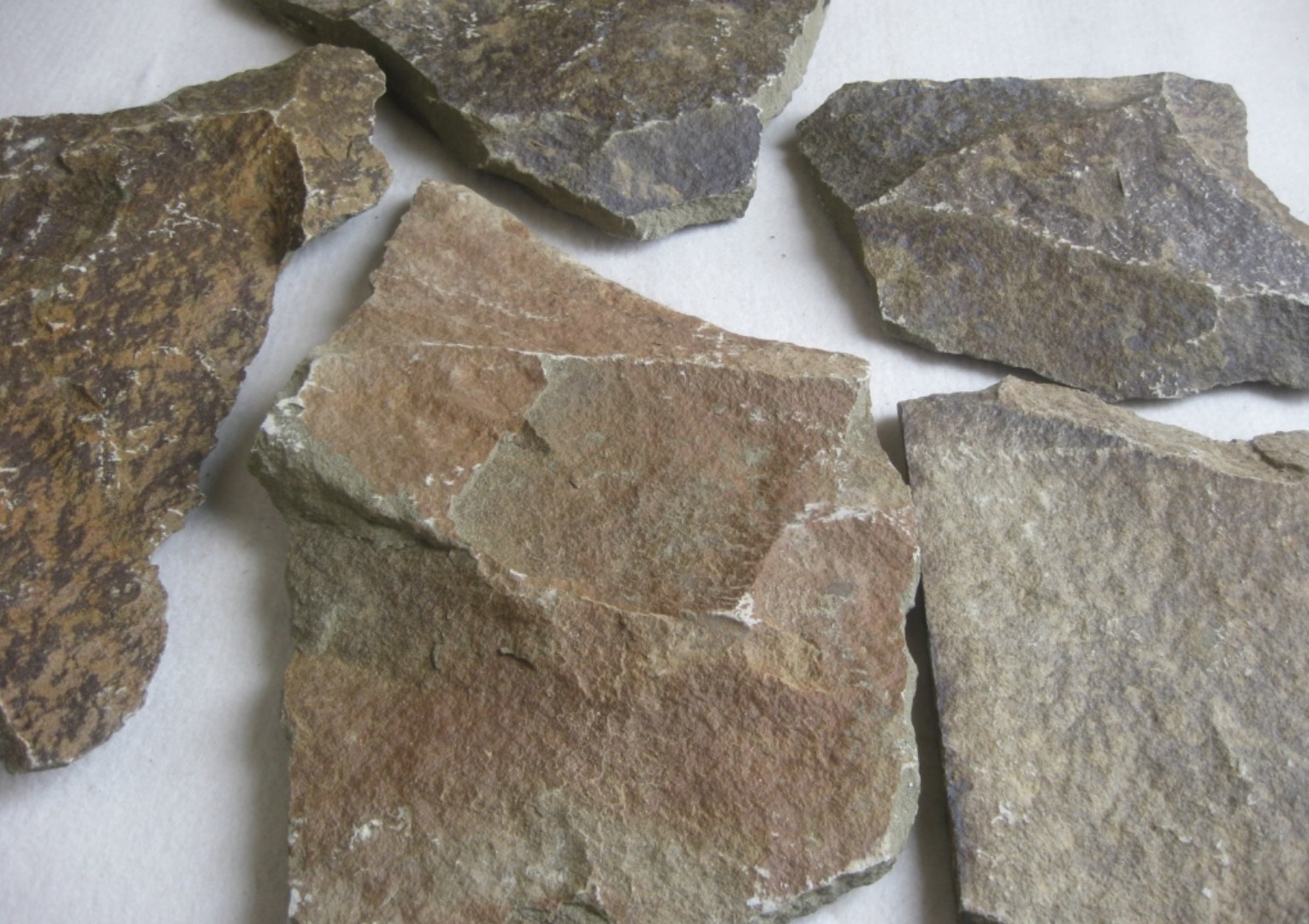 Песчаник пластушка "фонтанка" серо-зеленая (3,0-5,0 см)  купить  в Липецке песчаник серо-зеленая колотые плитки облицовочные пластушки 8 500 руб/м3   фото 