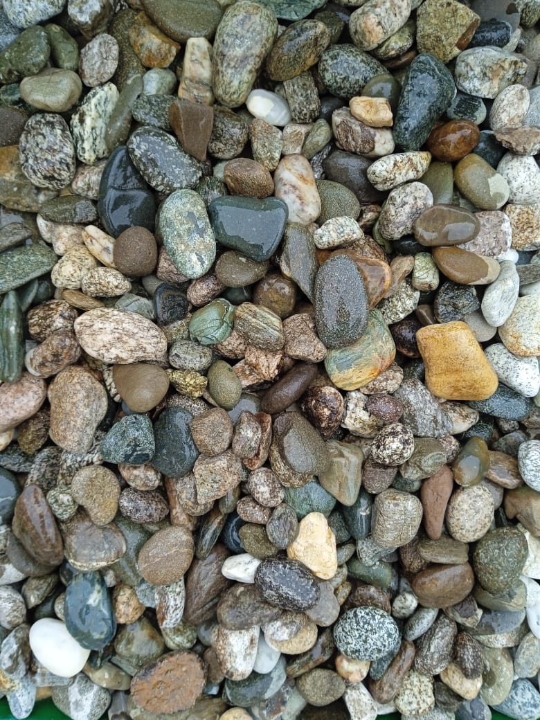  Галька горная речная окат (цветная) фр. 20-40 мм. купить   в Липецке галька речная серый синий бежевый белый окатанная речная галька ландшафтная 5000 руб/т   фото 