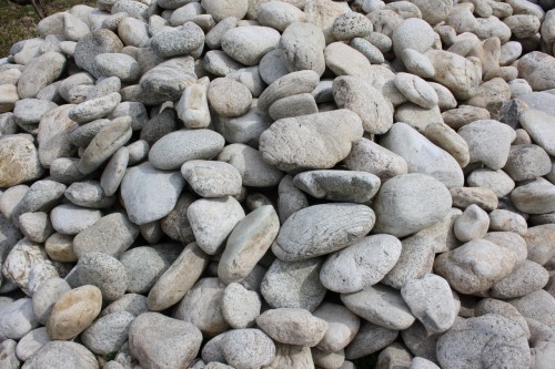  Бело-серый валунчик фр.100-300 мм.  купить в Липецке крупный камень для ландшафта серый, белый бело-серый валун крупная галька 4500 руб/т   фото 