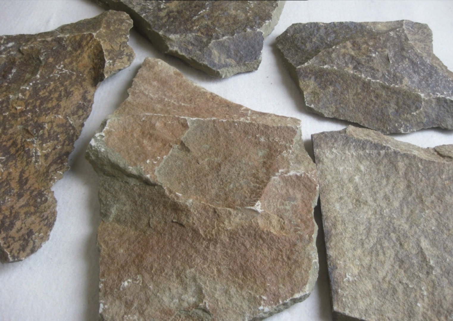 Песчаник пластушка "фонтанка" серо-зеленая (3,0-5,0 см)  купить  в Липецке песчаник серо-зеленая колотые плитки облицовочные пластушки 8 500 руб/м3   фото 