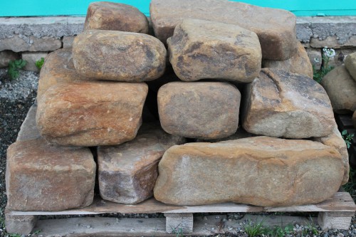  Песчаник для строительства и кладки (фр. 200-400 мм)  купить  в Липецке песчаник бежевый серый рыжий желтый блоки для строительства из песчаника 6500 руб/т   фото 