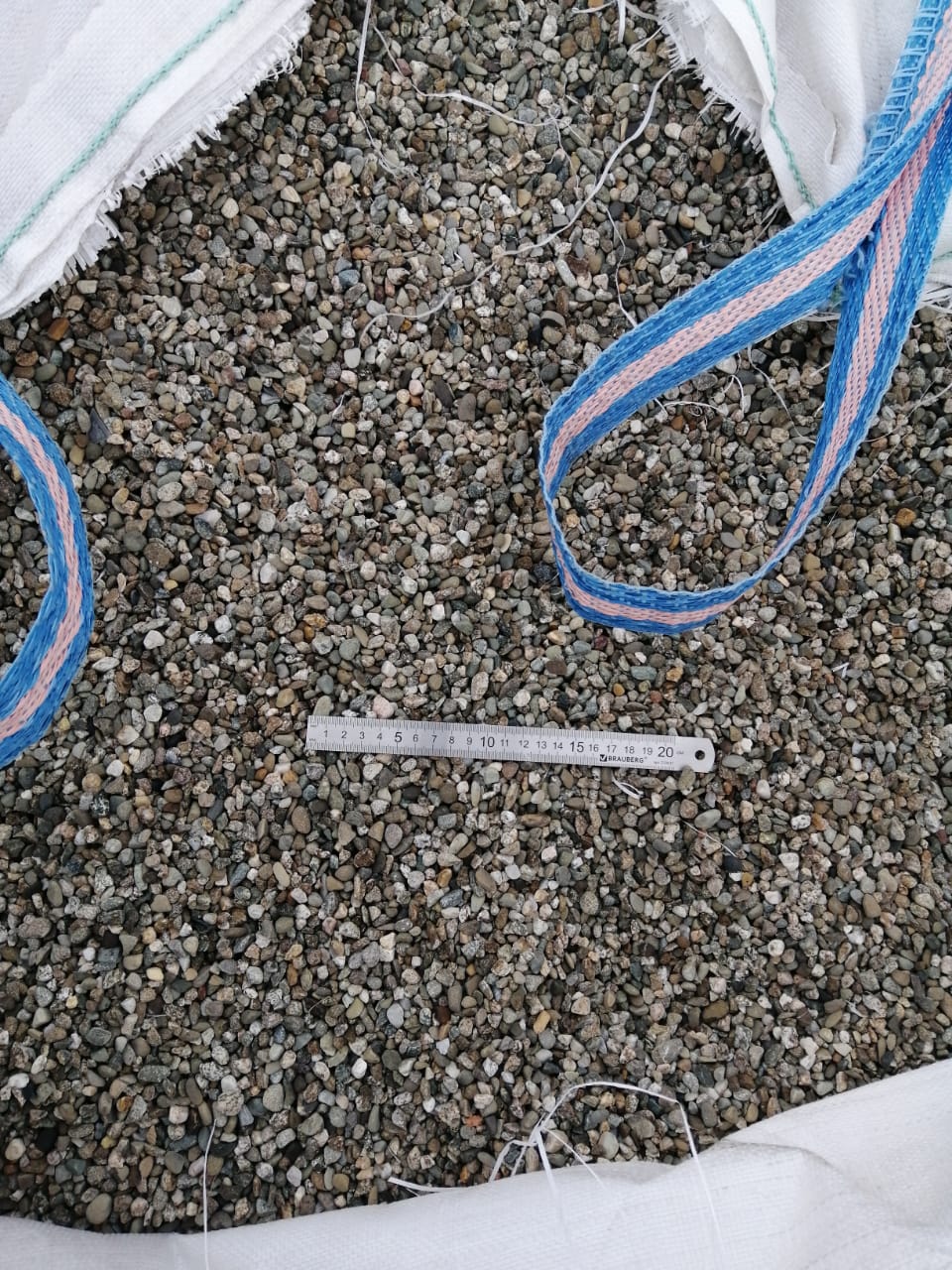  Галька речная окат (серая) фр.3-5 мм купить   в Липецке галька речная серая бежевый темно-серый окатанный речной камень округлый 8000 руб/т   фото 