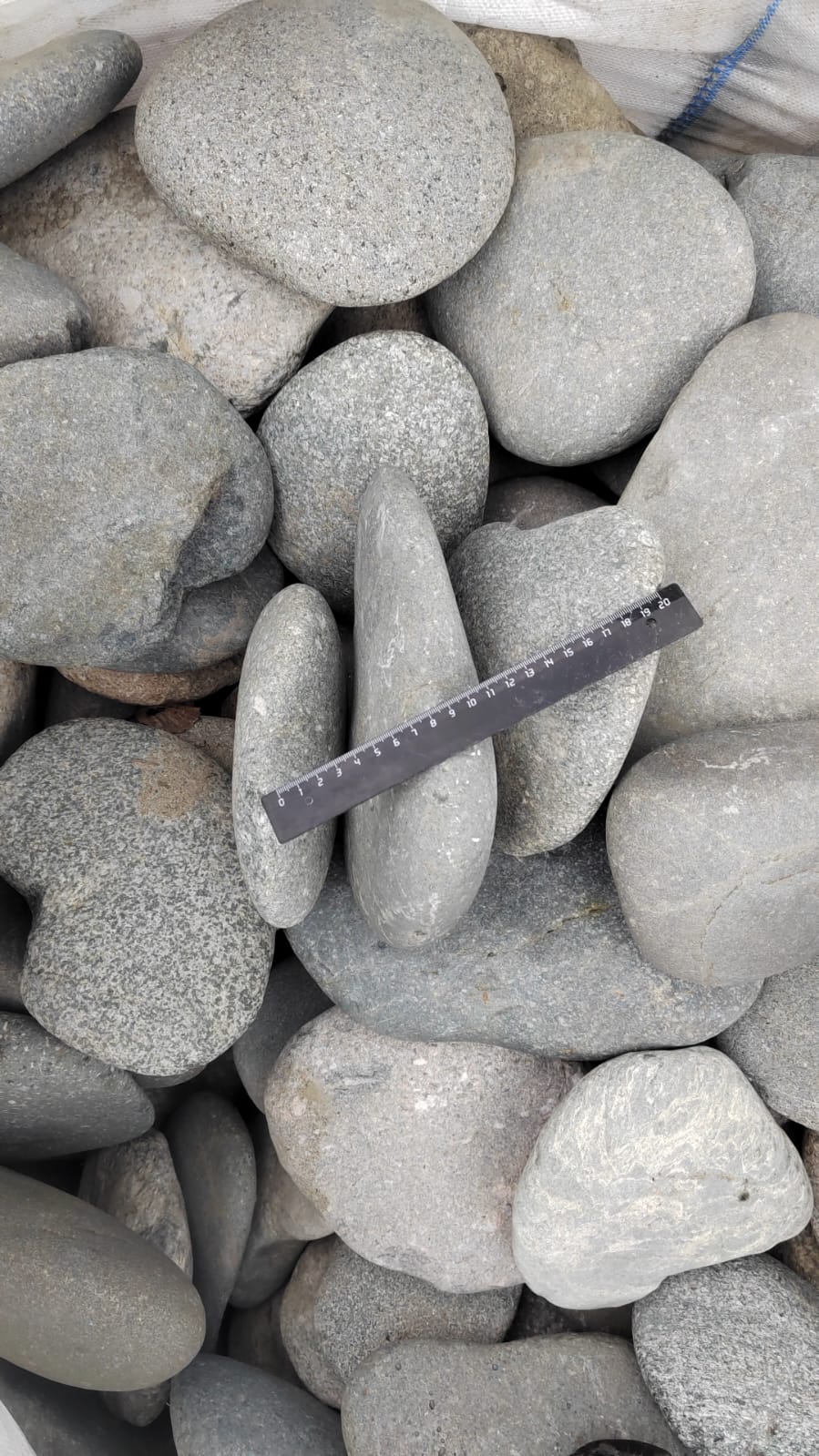 Kamenclub.ru: Галька речная плоская (темно-серая) фр. 70-150 мм. купить   в  Липецкегалечник природный темно-серый серый синий речная плоская природная окатанная  7000 руб/т   фото КАМЕНЬ КЛУБ