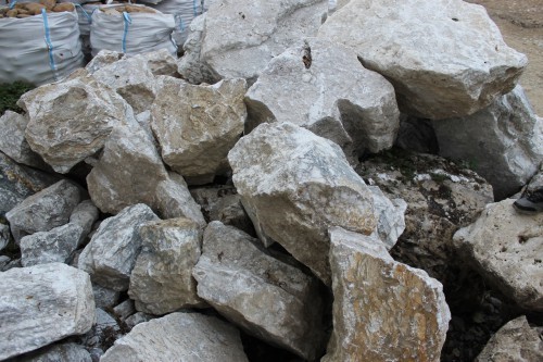  Мраморизированный известняк фр. 100-500 мм.  купить в Липецке известняк серый белый темно-серый сероватый валун природного образования окатанный 7 500 руб/т   фото 