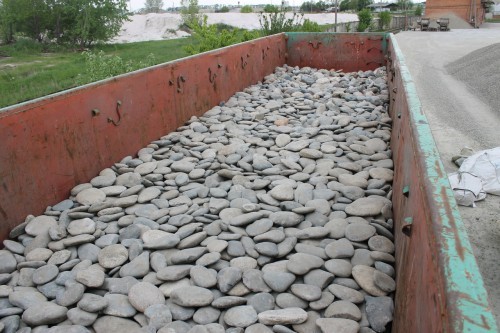 Kamenclub.ru: Галька речная плоская (ассорти) фр. 100-200-300 мм купить   в  Липецкегалька галечник природный серый, белый темно-серый синий рыжий светло-серый природная галька плоская крупная 5500 руб/т   фото КАМЕНЬ КЛУБ